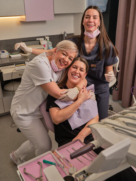 Patientin mit Dentelli Team